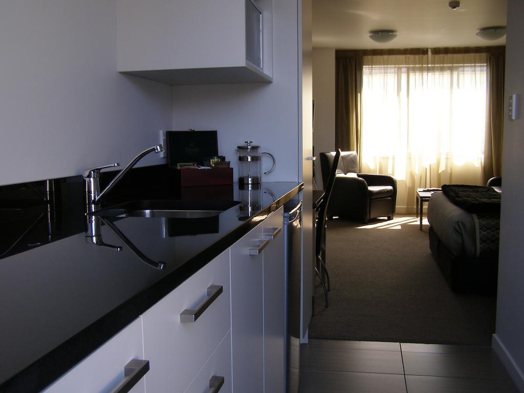 Bellano Motel Suites Christchurch Bagian luar foto A studio apartment in Paris, France