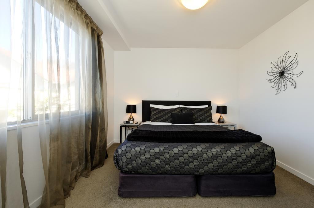 Bellano Motel Suites Christchurch Ruang foto A bedroom