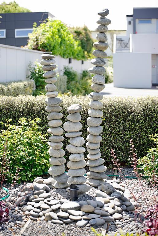 Bellano Motel Suites Christchurch Bagian luar foto A stone cairn