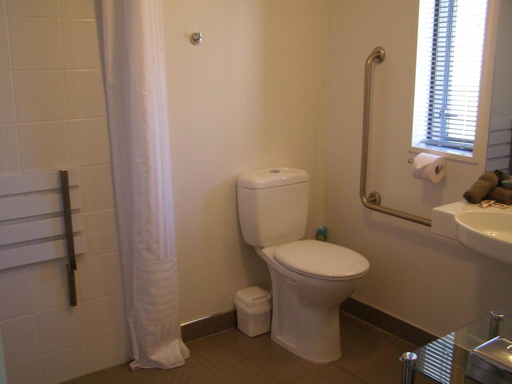 Bellano Motel Suites Christchurch Ruang foto A bathroom in a hotel