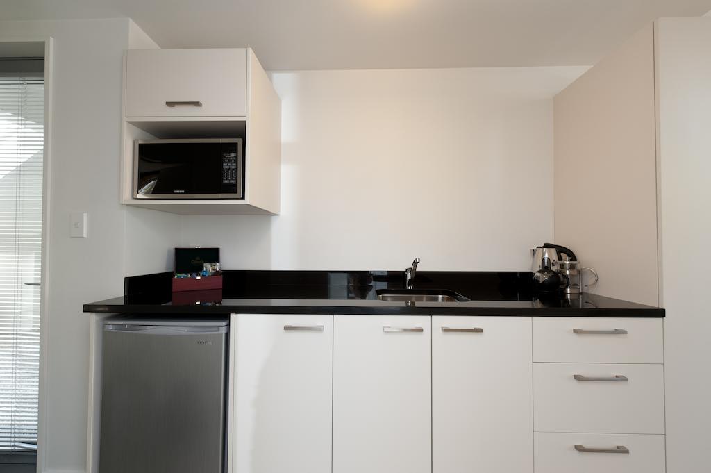 Bellano Motel Suites Christchurch Ruang foto A kitchenette in a hotel
