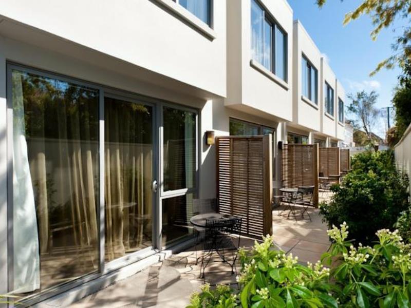 Bellano Motel Suites Christchurch Bagian luar foto The hotel's courtyard
