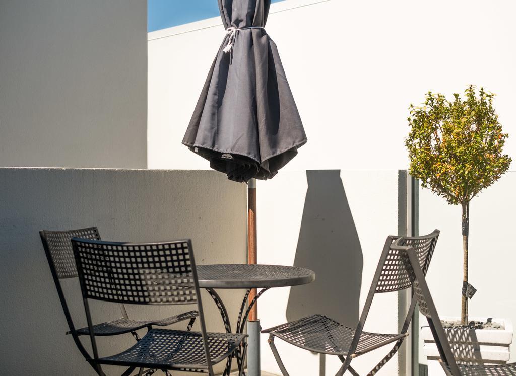 Bellano Motel Suites Christchurch Bagian luar foto A patio set