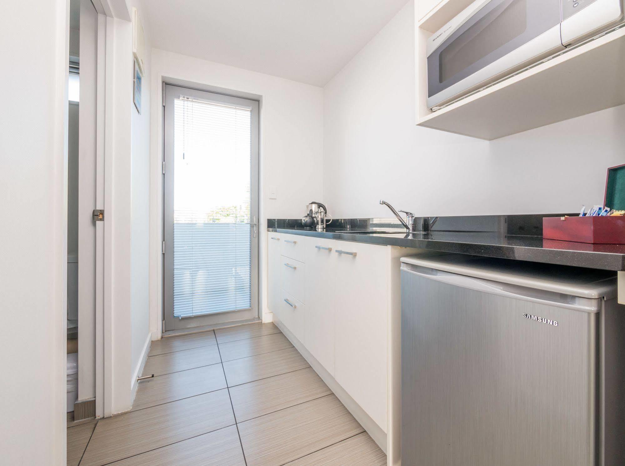 Bellano Motel Suites Christchurch Bagian luar foto A typical kitchen in a student apartment