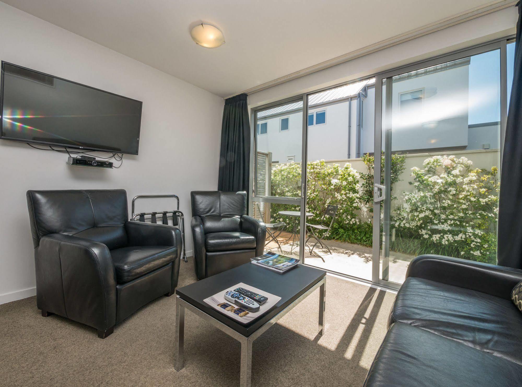 Bellano Motel Suites Christchurch Bagian luar foto Living room at the hotel