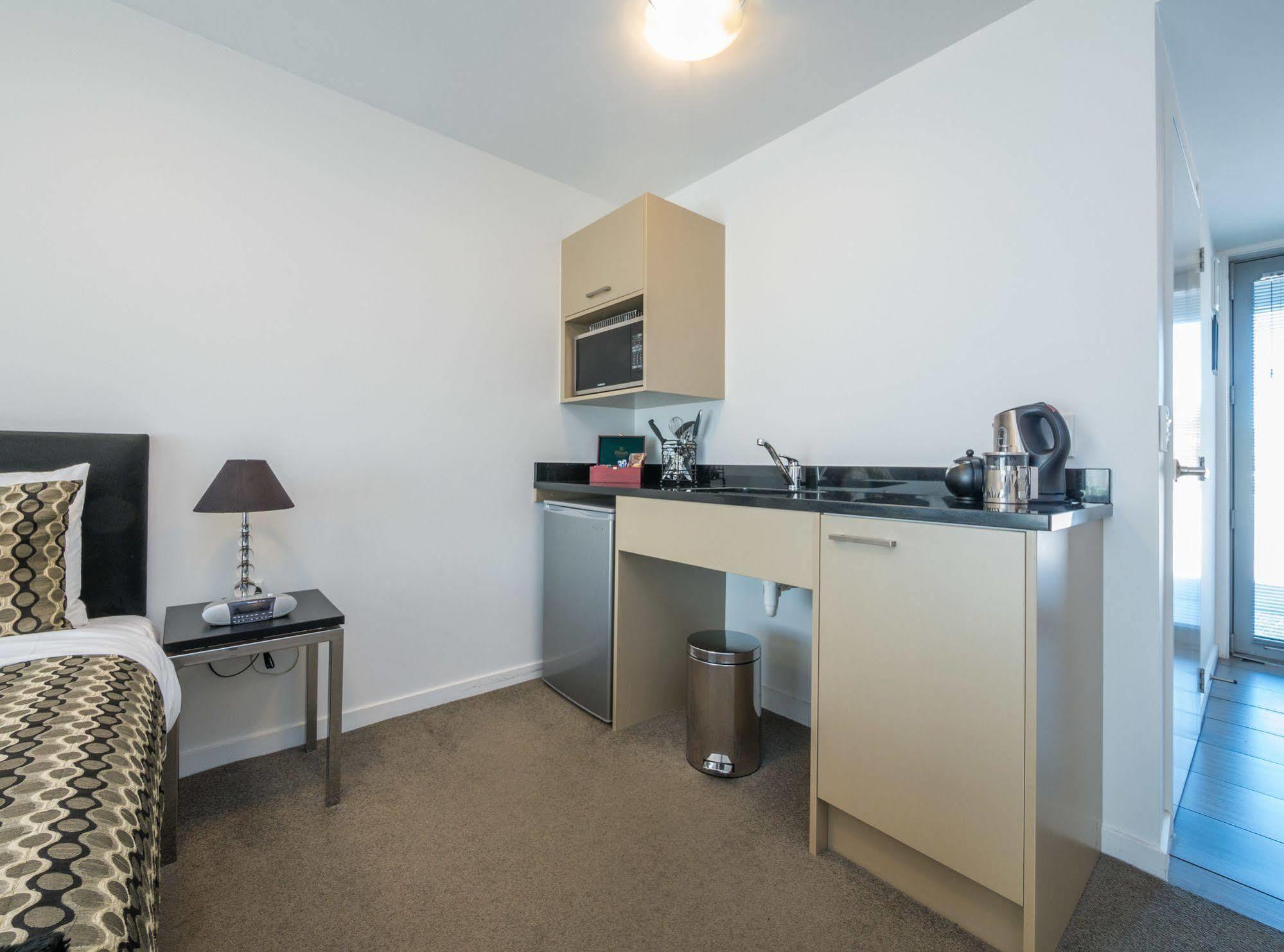 Bellano Motel Suites Christchurch Bagian luar foto A kitchenette in a studio apartment