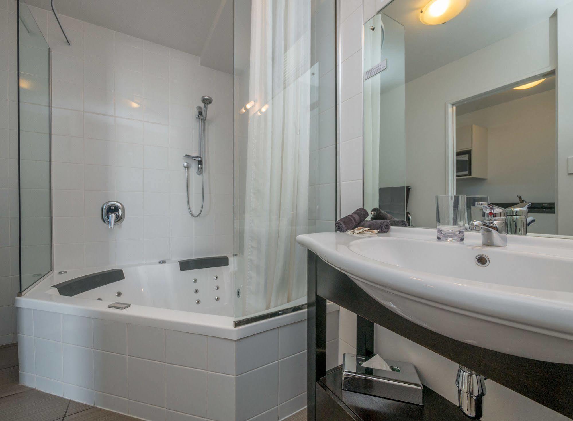 Bellano Motel Suites Christchurch Bagian luar foto A shower bath