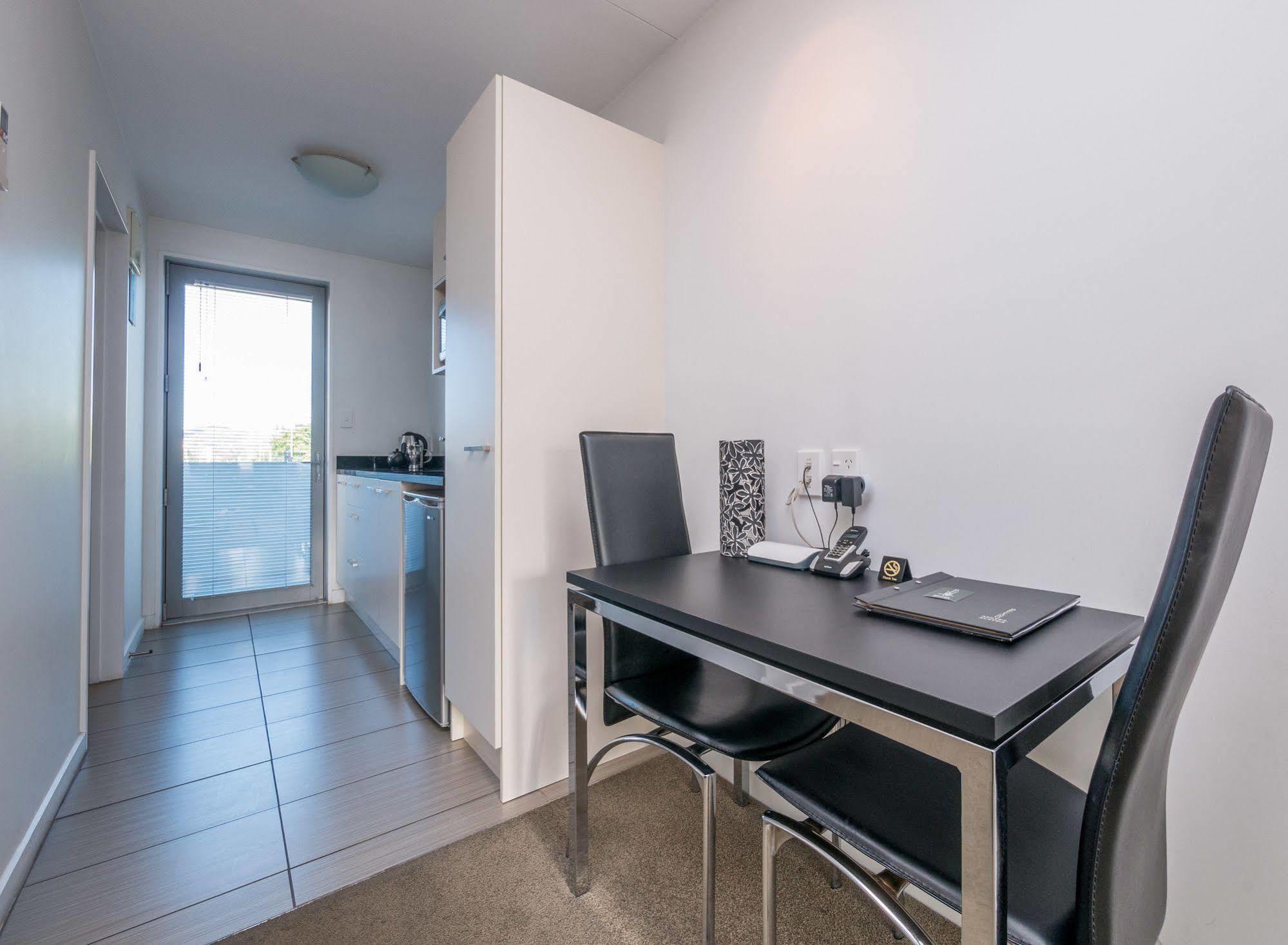 Bellano Motel Suites Christchurch Bagian luar foto A typical studio apartment