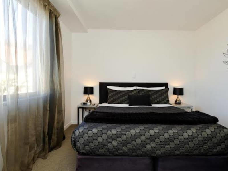 Bellano Motel Suites Christchurch Bagian luar foto A bedroom at the hotel