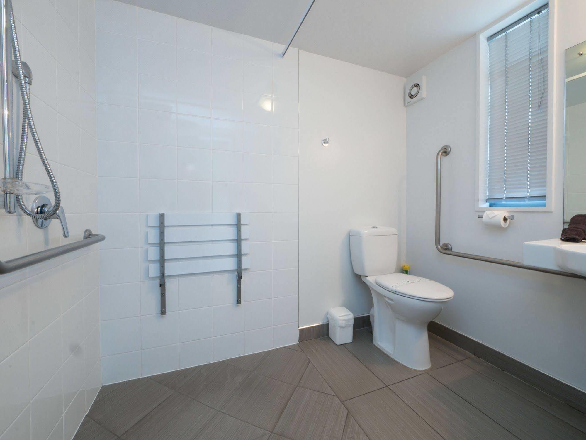 Bellano Motel Suites Christchurch Bagian luar foto A wet room