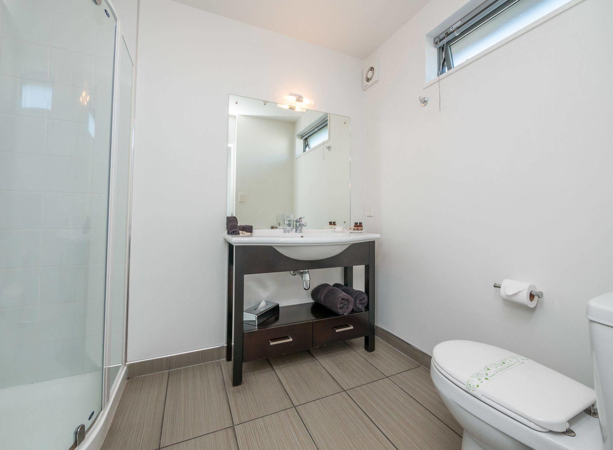 Bellano Motel Suites Christchurch Bagian luar foto Bathroom