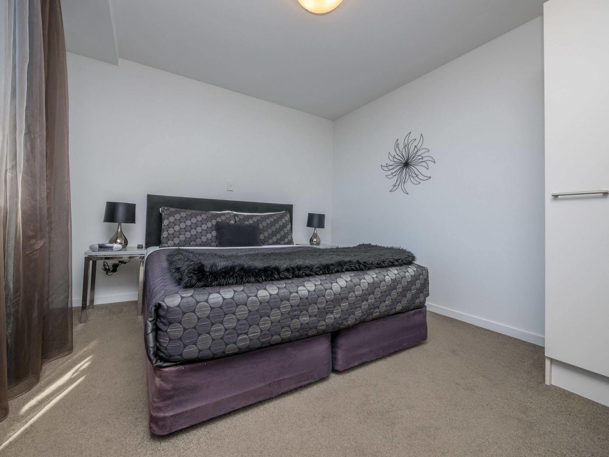 Bellano Motel Suites Christchurch Bagian luar foto A bedroom at the hotel