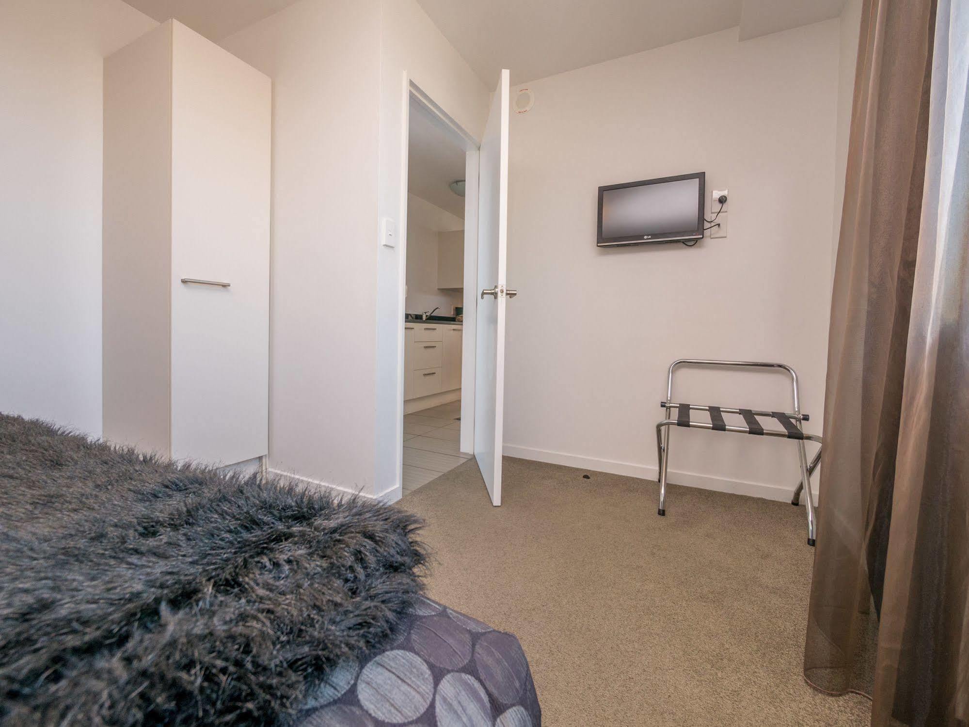 Bellano Motel Suites Christchurch Bagian luar foto A typical studio apartment