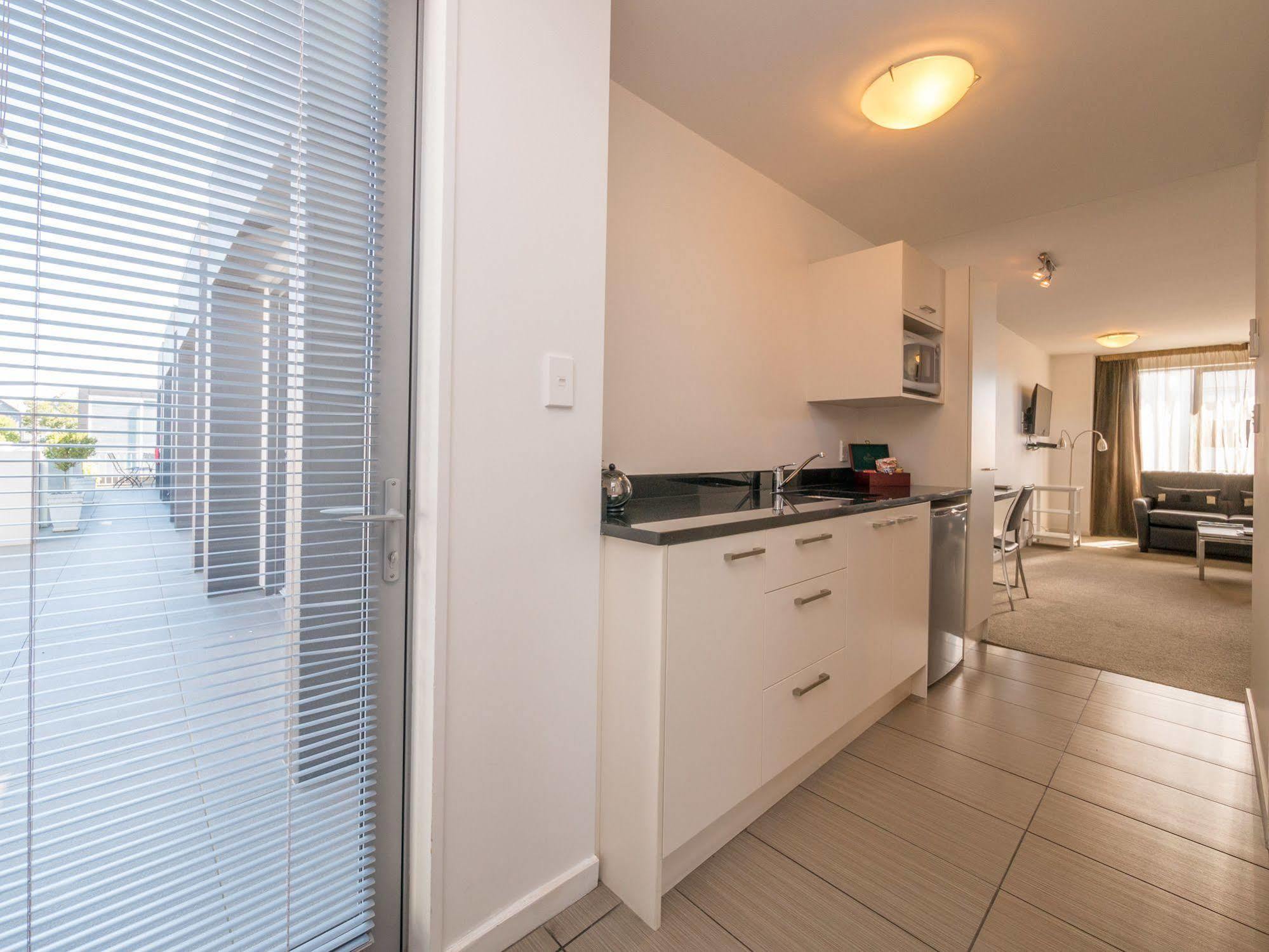 Bellano Motel Suites Christchurch Bagian luar foto A typical apartment