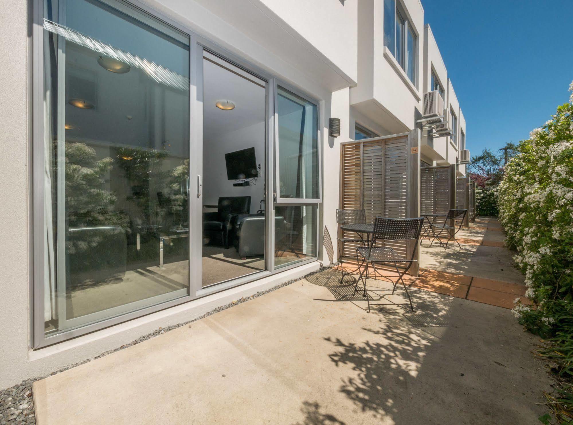 Bellano Motel Suites Christchurch Bagian luar foto A typical courtyard at the complex