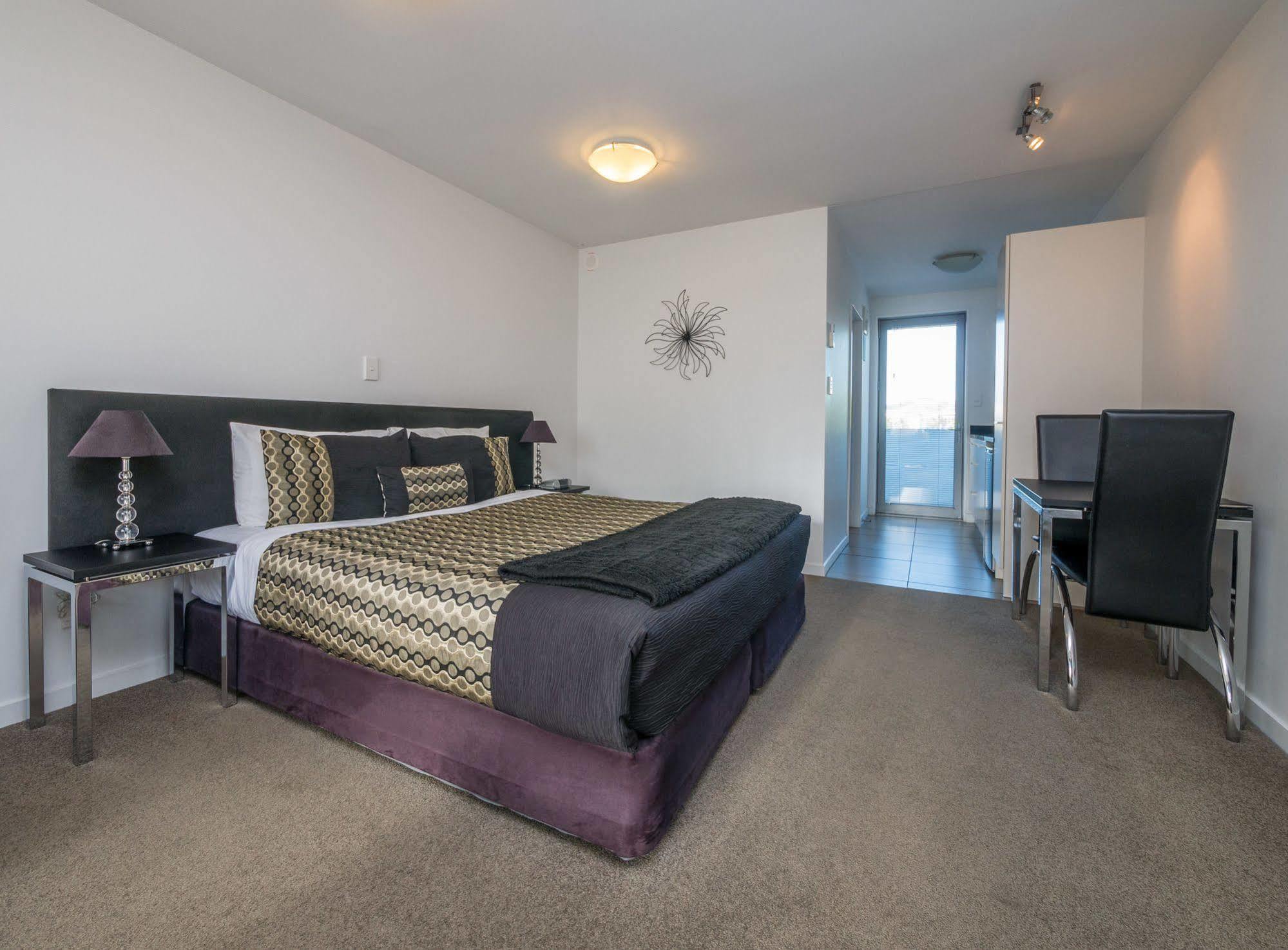 Bellano Motel Suites Christchurch Bagian luar foto A typical studio apartment
