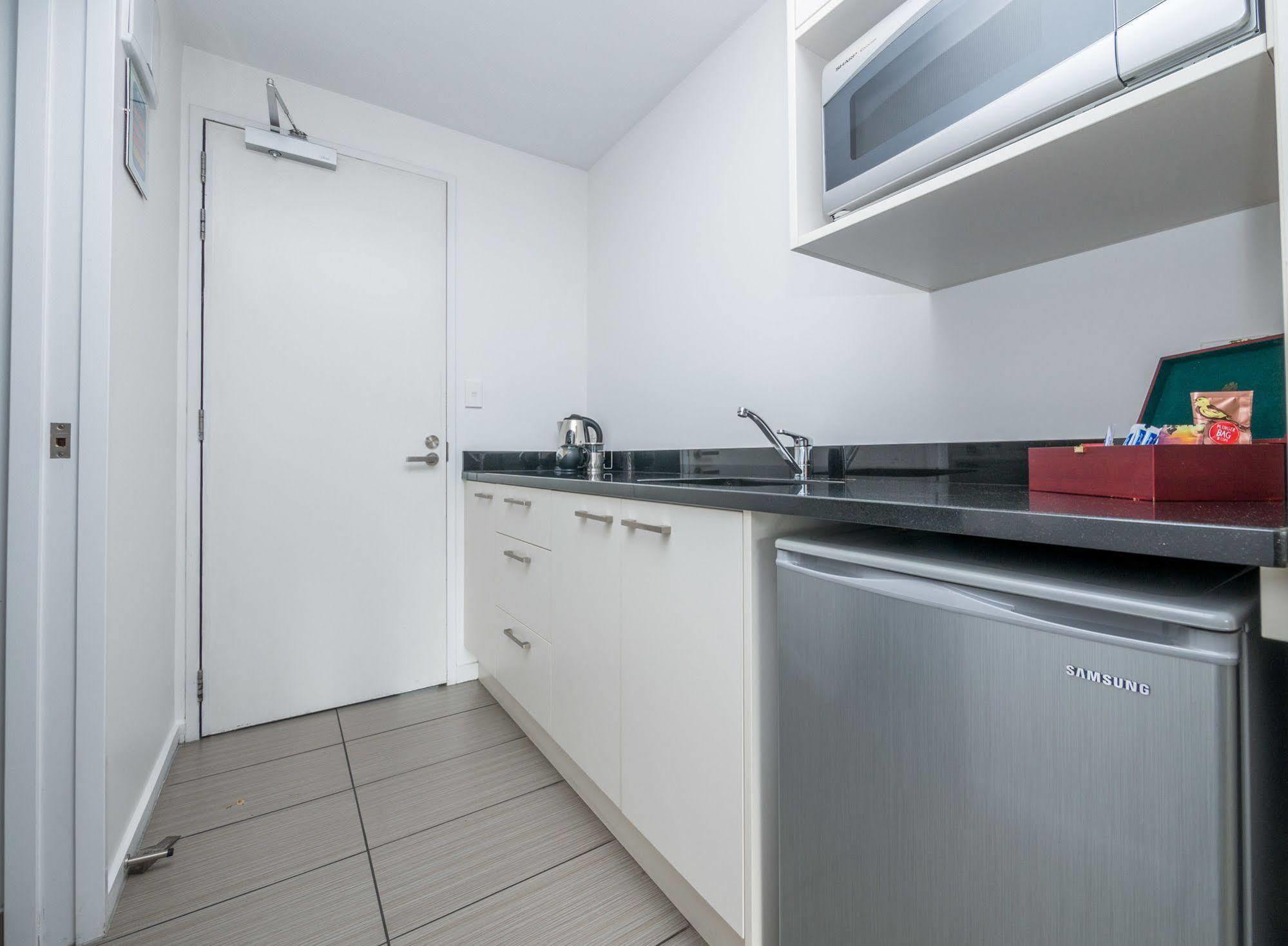 Bellano Motel Suites Christchurch Bagian luar foto A kitchenette in a hotel room