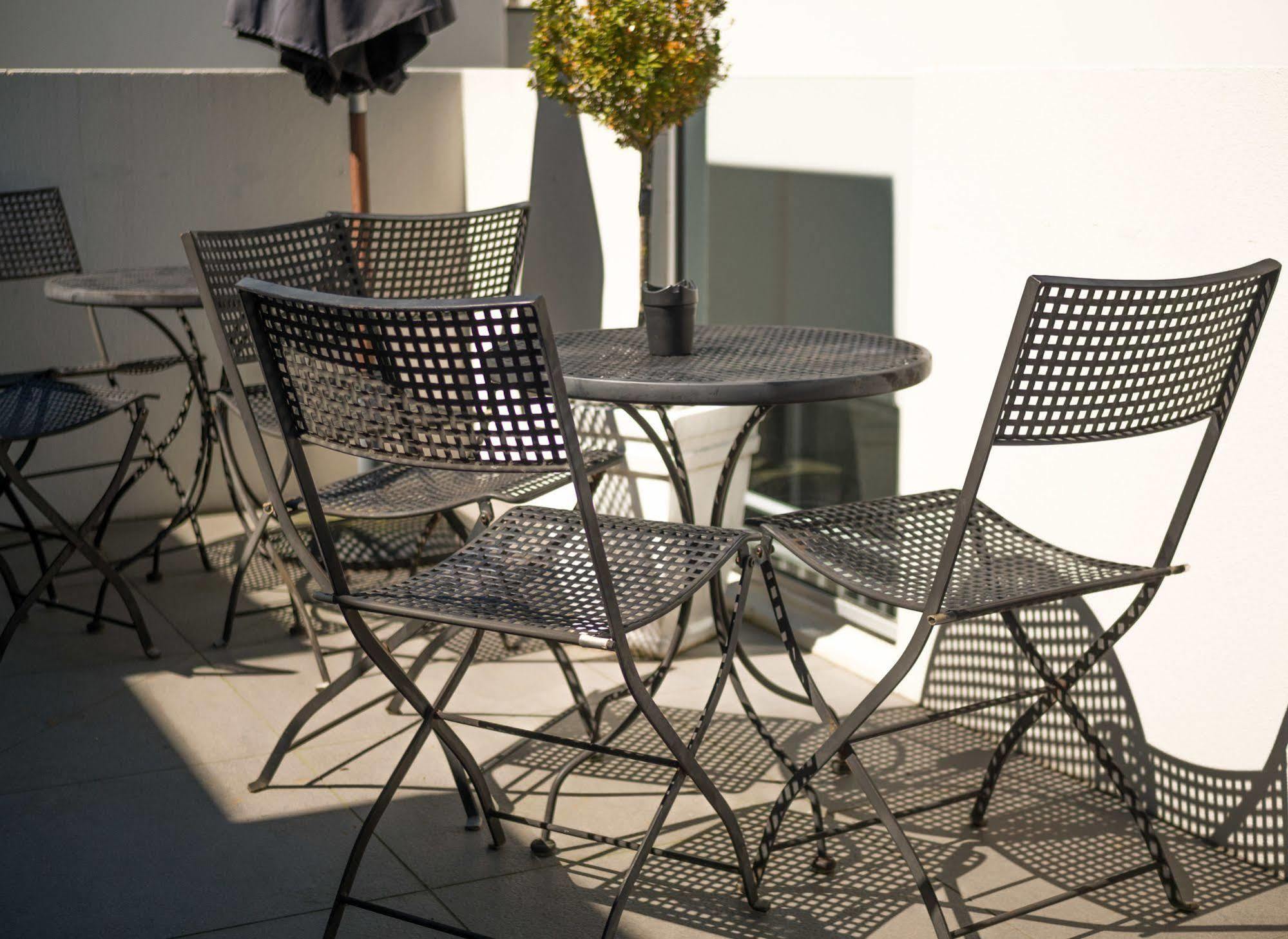 Bellano Motel Suites Christchurch Bagian luar foto Bistro set
