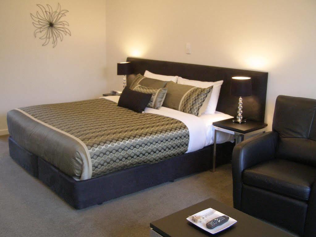 Bellano Motel Suites Christchurch Bagian luar foto A typical motel room