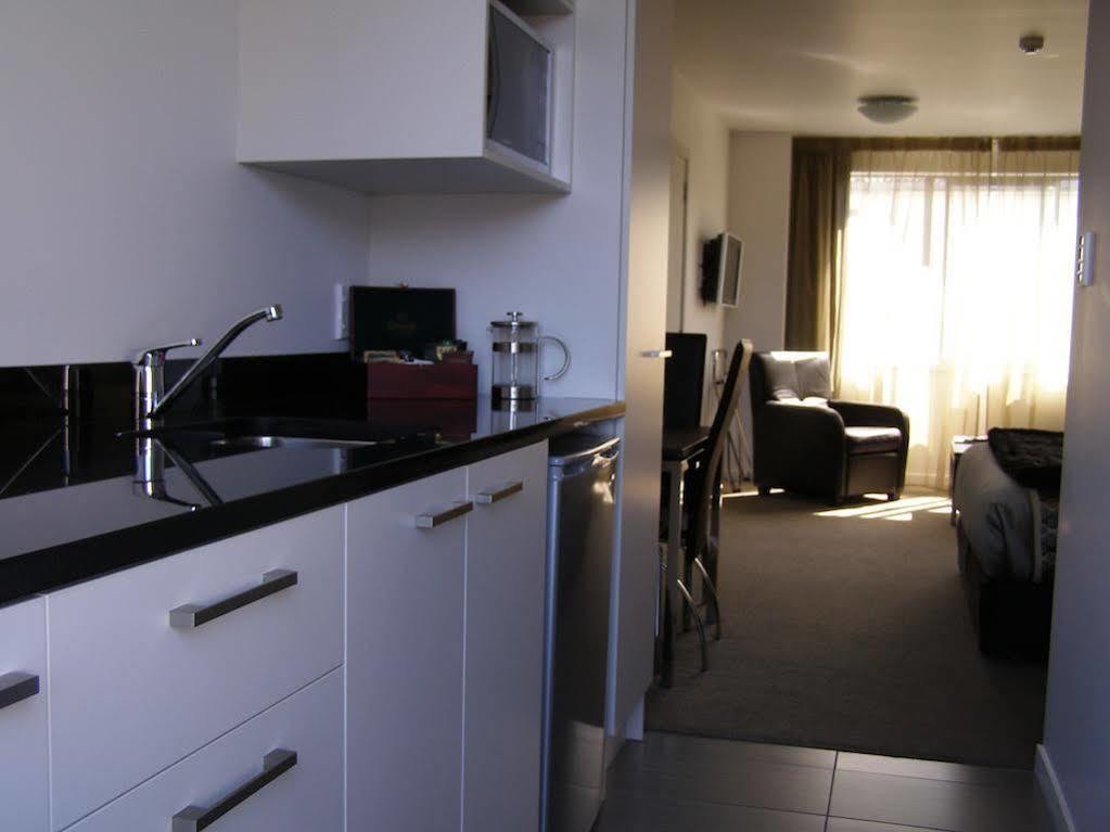 Bellano Motel Suites Christchurch Bagian luar foto A studio apartment in New Zealand